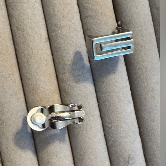 Authentic - Givenchy Vintage G Logo Clip On Earrings Silver Tone - Picture 2 of 6